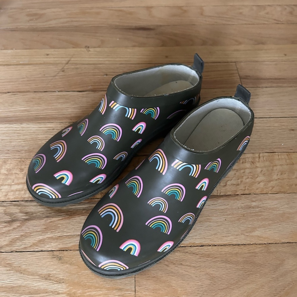 Women's Size 6 Rain/GardenShoes with Rainbow Print - Olive Green